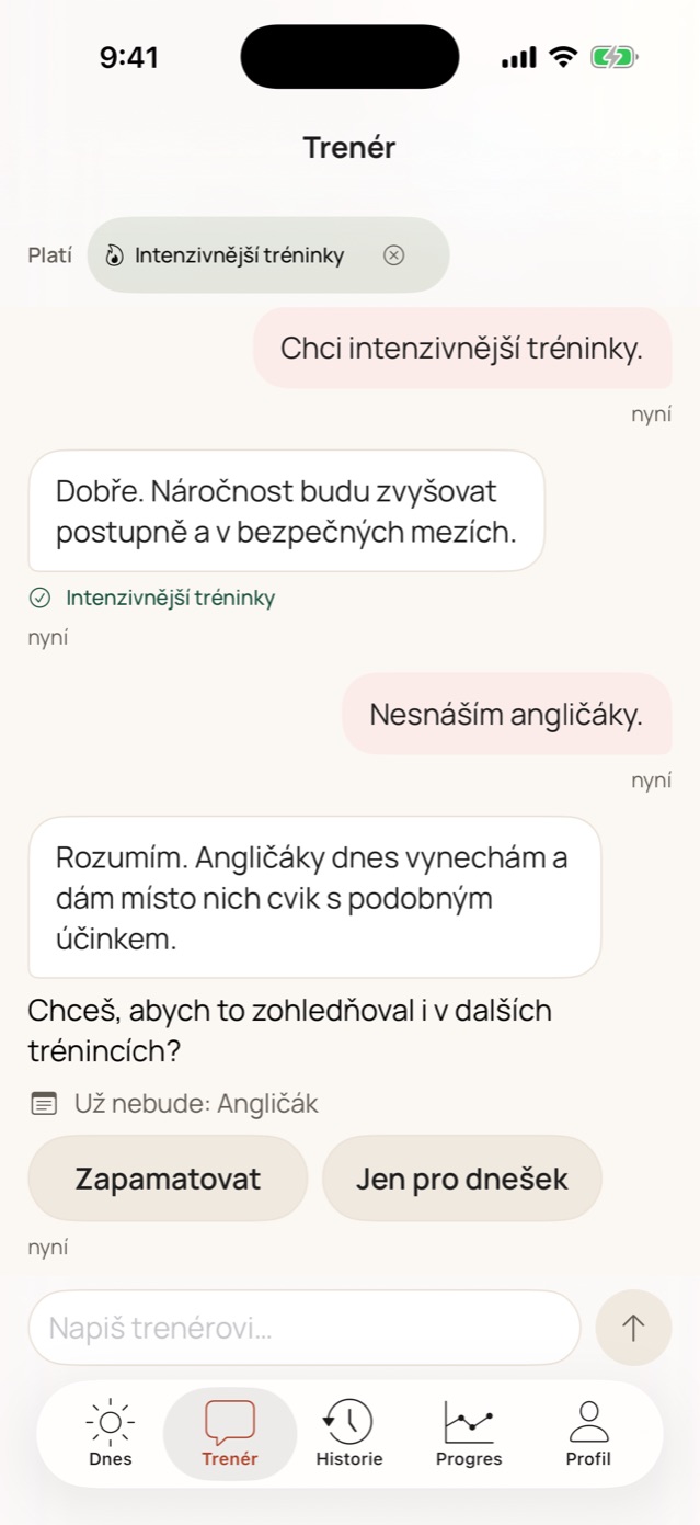 Chat s AI trenérem v Premium (ukázková konverzace): přání intenzivnějších tréninků a vynechání angličáků, trenér se ptá, zda si to má zapamatovat